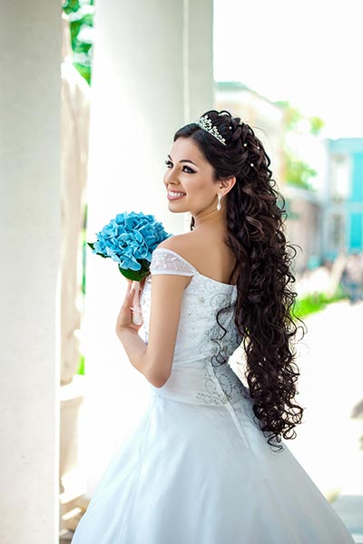 Brautfrisur mit königlichen Locken | Hochzeitsfrisuren - Brautfrisuren