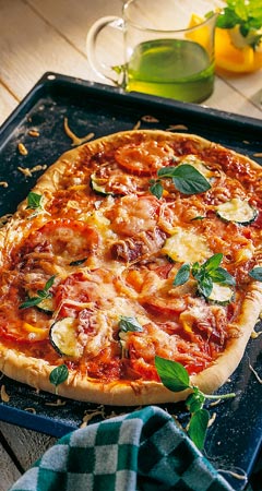 Pizza Rezept für Gemüsepizza mit Salami
