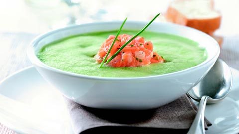 Vorspeise mit Spargel: Spargelschaumsuppe mit Frühlingskräutern und Lachstatar