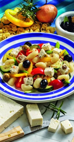 Nudelsalat mit Feta & Oliven