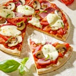 zum Pizza-Rezept - Pizza mit Schinken und Pilzen