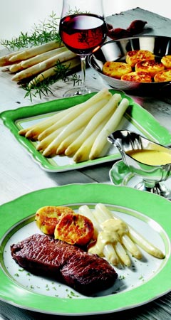 Spargel mit Fleisch: Spargel mit Rinderfilet, Kartoffelplätzchen und Bernaise