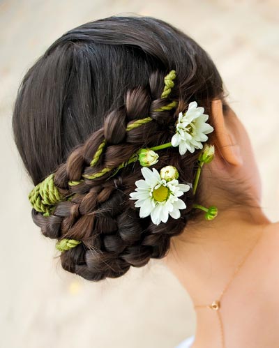 Verspielte hochgesteckte Flechtfrisur mit Blumen - Geflochtene Hochsteckfrisuren