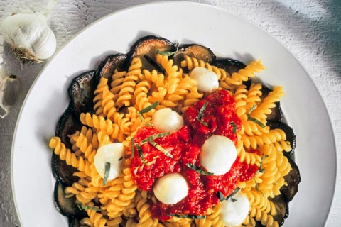 Abendessen - Spiralnudeln mit Auberginenfächer und Mozzarella