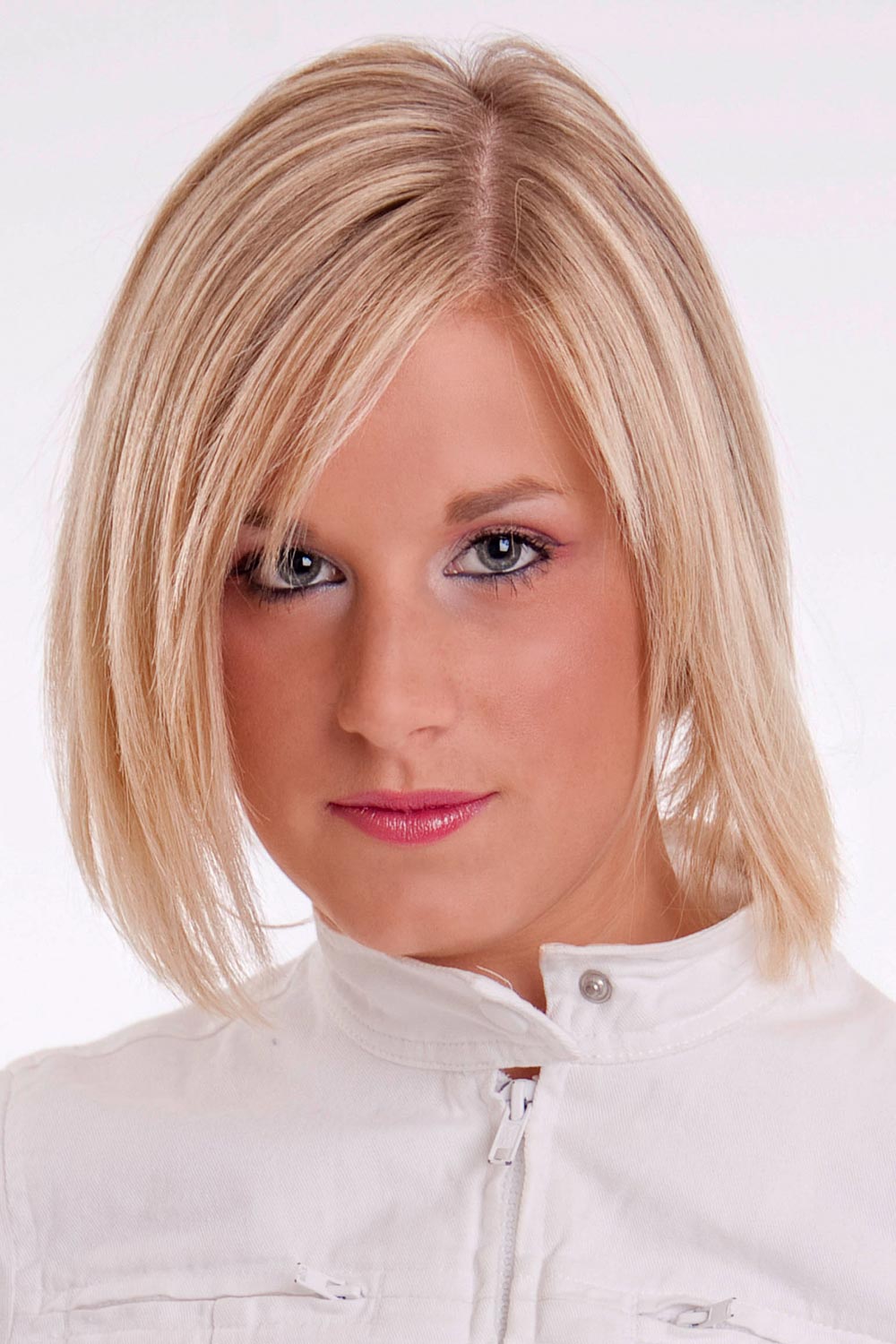 Blonder A Line Bob Mit Seitenscheitel Bob Frisuren Kurz Und Mittellang