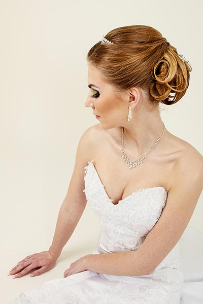 Gelockter Chignon Knoten für die Hochzeit