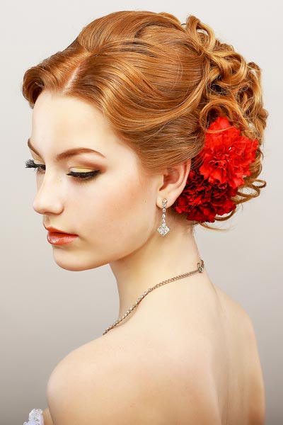 Romantisch hochgesteckte Haare mit Blüten