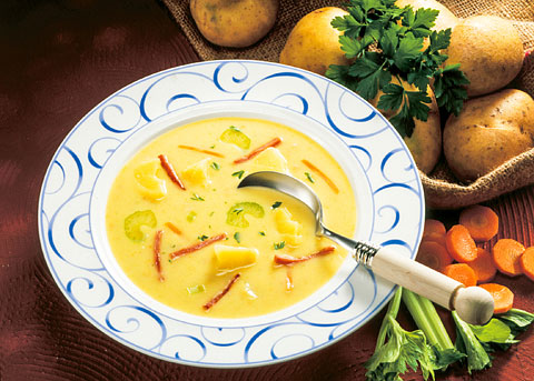 Abendessen: Kartoffelsuppe mit Käse und Schinken