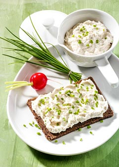 Buttermilch-Diät - 3. Tag: Zwischenmahlzeit - Pumpernickel mit Schnittlauchquark