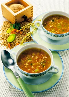Gesunde vegetarische Diät - Abendessen: Gemüsesuppe mit Möhren und Hafer