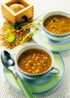 Gesunde vegetarische Diät - Abendessen: Gemüsesuppe mit Möhren und Hafer