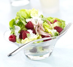 Leckere Salate: Salatherzen mit Himbeeren und Schinkenstreifen an Sahne-Pfefferminz-Dressing