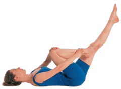 Pilates Übungen Beine: 1. Atmen Sie ein und ziehen Sie das rechte Knie zur Brust hin ...