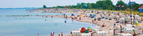 Ferien an der Ostsee: Gesäumt von der Promenade, lädt der vier Kilometer lange Badestrand Sonnenhungrige und Wasserratten zum Verweilen ein.