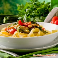 Low-Carb-Pasta mit Zucchini und Tomaten