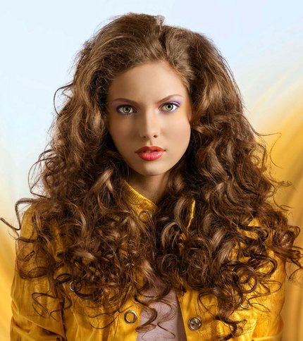 Coole Langhaarfrisur mit braunen Locken