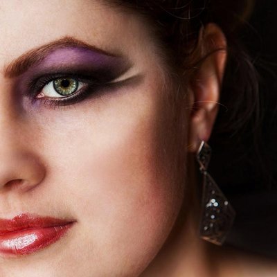 Grüne Augen schminken: Dunkles lila Augen-Make-up im Gothic Look