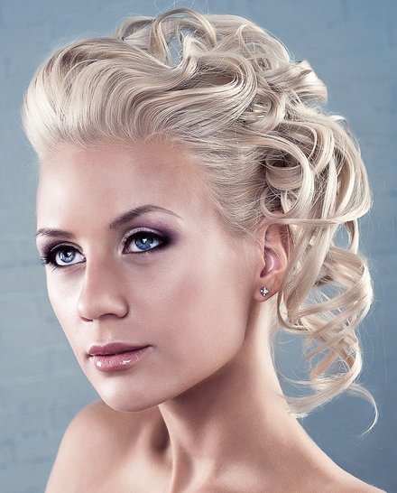 Definierte blonde Locken, hochgesteckt gestylt