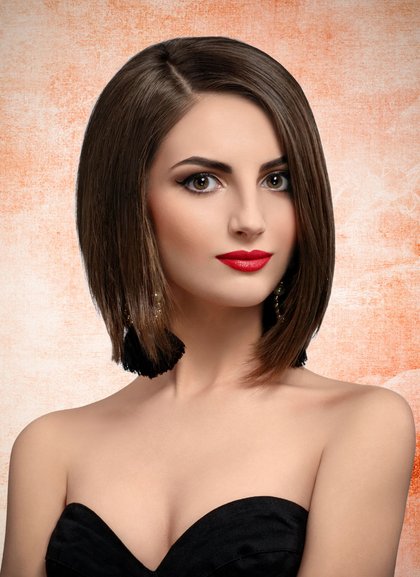 Klassischer Long Bob mit Seitenscheitel im Sleek Look