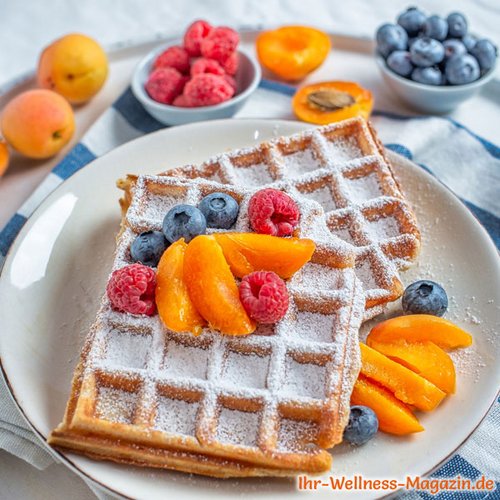 Protein-Buttermilch-Waffeln mit Obst