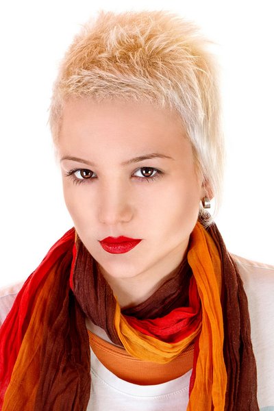 Kurze blonde Haare im Punk-Stil