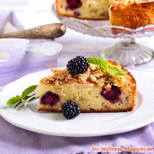 Low Carb Apfel-Streuselkuchen mit Brombeeren