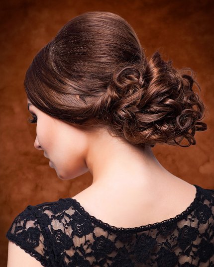 Abendfrisur mit Locken-Chignon