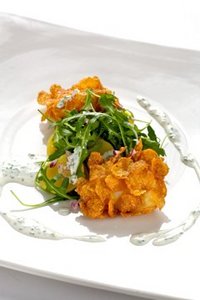 Italienische Rezepte: In Cornflakes gebackene Seeteufelbackerl mit Kartoffel-Rucola-Salat & Kräuterdip