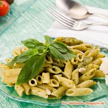Low-Carb-Rigatoni mit Pesto und Parmesan
