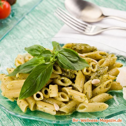 Low-Carb-Rigatoni mit Pesto und Parmesan