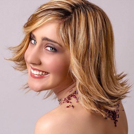 Frecher Long Bob mit Strähnchen für kräftige Haare