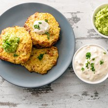 Low Carb Blumenkohl-Pancakes mit Avocadocreme und Quark