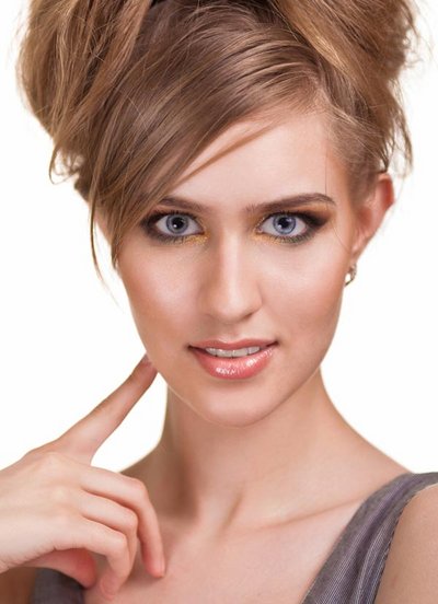 Blaue Augen schminken - Goldenens Augen-Make-up und Smokey Eyes