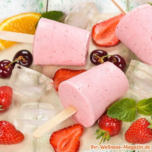 Low Carb Erdbeer-Kirsch-Eis am Stiel