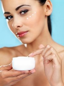 Kosmetik mit Hyaluronsäure gegen Falten