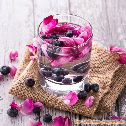 Blaubeer-Rosenblüten-Wasser