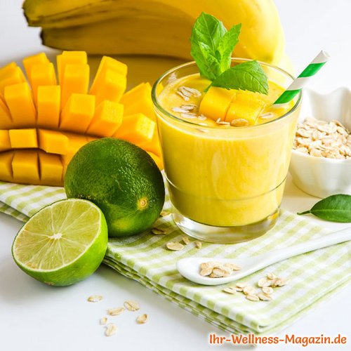 Cremiger Banane-Mango-Eiweißshake mit Haferflocken