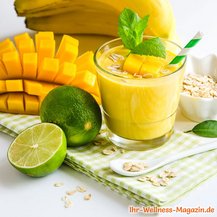 Cremiger Banane-Mango-Eiweißshake mit Haferflocken