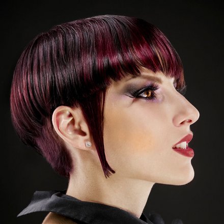 Undercut Frisur mit schwarzroten Haaren und Strähnen