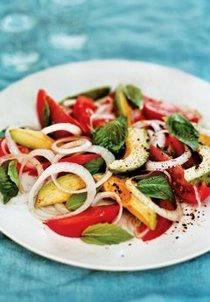 Leckere Salate: Salat aus Tomaten, Avocados und Basilikum