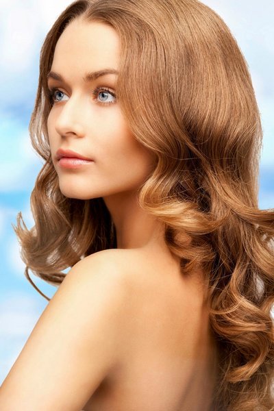 Schöne lange Frisuren mit Locken: Romantische Frisur mit Naturlocken