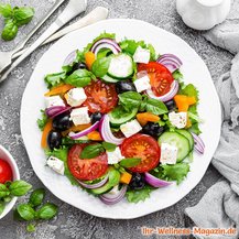 Griechischer Salat mit Feta und Basilikum