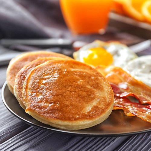 Low-Carb-Pancakes mit Spiegelei und Speck
