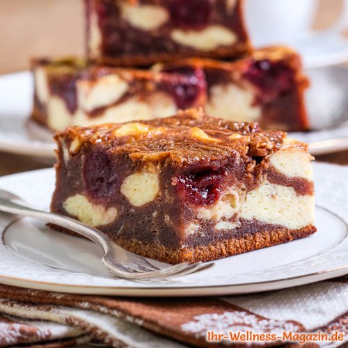 Saftige Low Carb Cheesecake-Brownies mit Kirschen