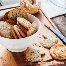 Cracker mit schwarzem Sesam