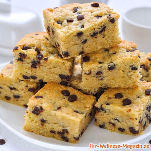 Low Carb Vanille-Blondies mit Schokostückchen