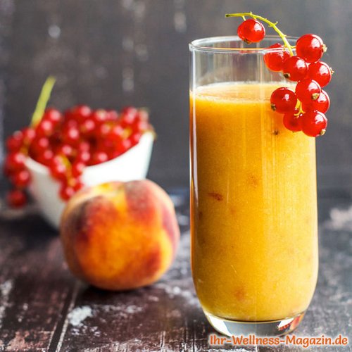 Cremiger Pfirsich-Johannisbeer-Smoothie