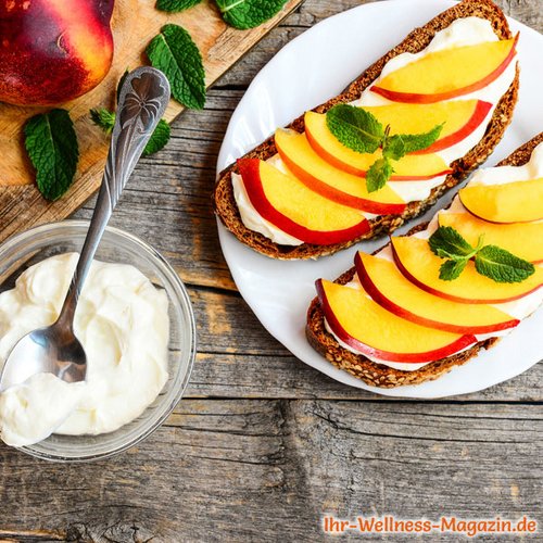 Low-Carb-Brot mit Quark und Früchten