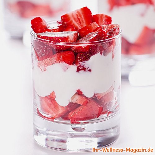 Eiweiß-Schichtdessert im Glas mit Erdbeeren