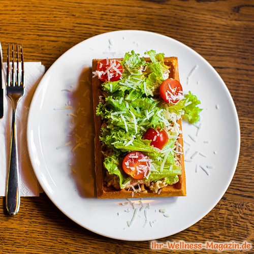 Low Carb Joghurt-Waffeln mit Salat